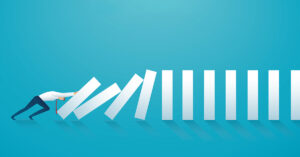 Notverkauf: wenn es mit der Immobilie schnell gehen muss - SATHI-Immobilien symbolisches Bild mit fallenden Dominosteinen um einen Notverkauf darstellen