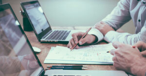 Checkliste: Alles rund um die Immobilienfinanzierung - SATHI-Immobilien Bürosituation am Rechner um Finanzierung zu verdeutlichen