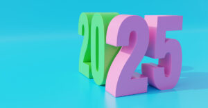 Immobilienmärkte 2025 – ein Ausblick für Eigentümer und Verkäufer - SATHI-Immobilien Auf einer hellblauen Fläche vor einem hellblauen Hintergrund stehen in einem Winkel zueinander, aber angelehnt eine grüne 20 und eine rosafarbene 25 | Immobilienmärkte 2025