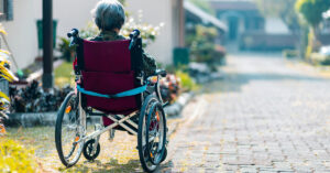 Pflegefall in der Familie: Wann ein Immobilienverkauf helfen kann - SATHI-Immobilien ein Großmutter im Rollstuhl